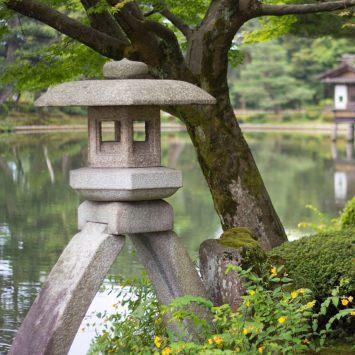 Stone_lantern_Kenrokuen